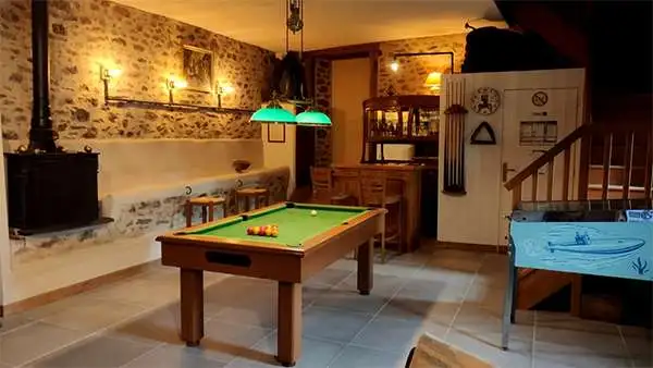 Salle commune avec billard et coin salon
