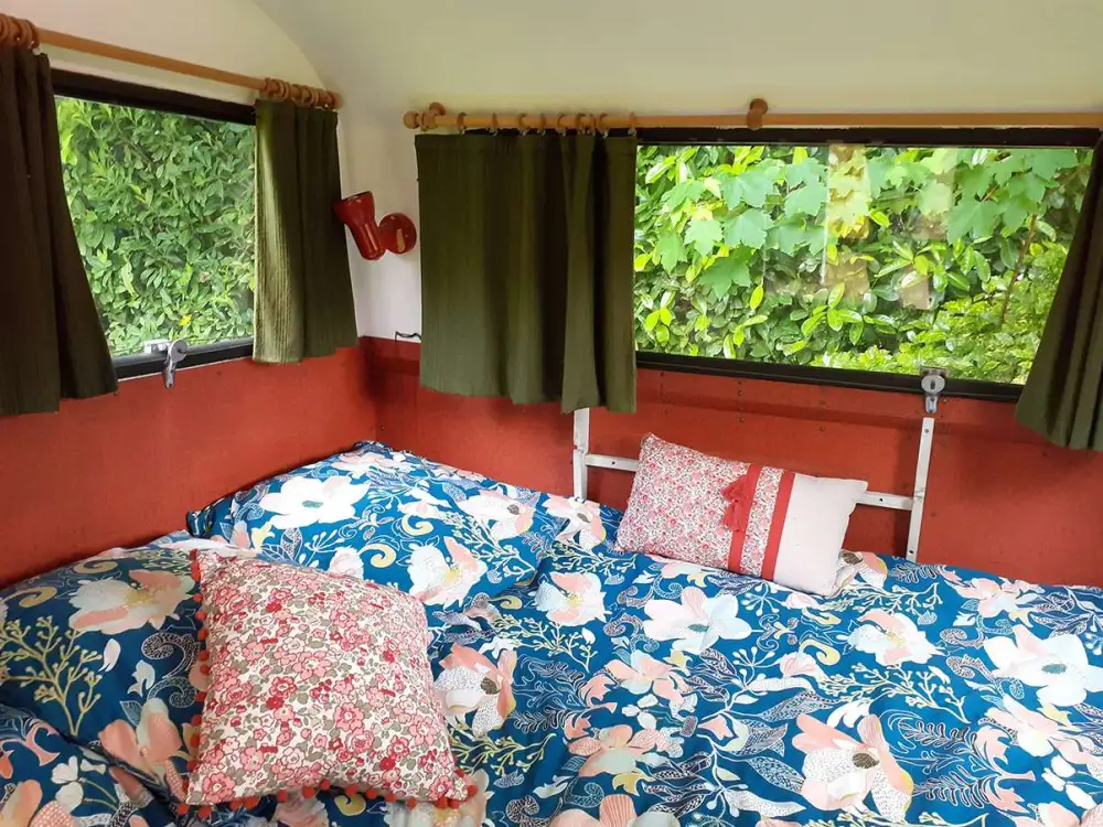 Chambre colorée d'une roulotte