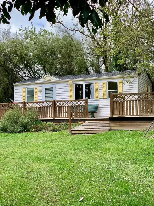 Le mobil-home et sa terrasse