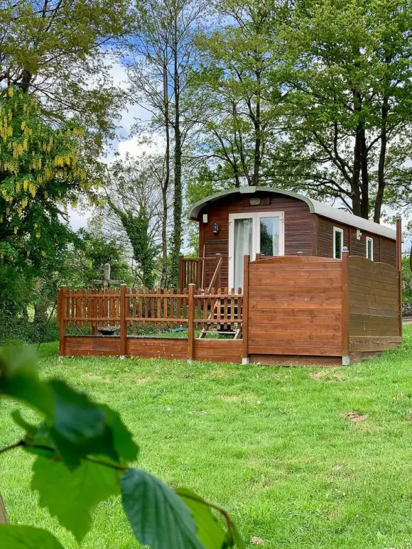 Roulotte et sa terrasse en bois