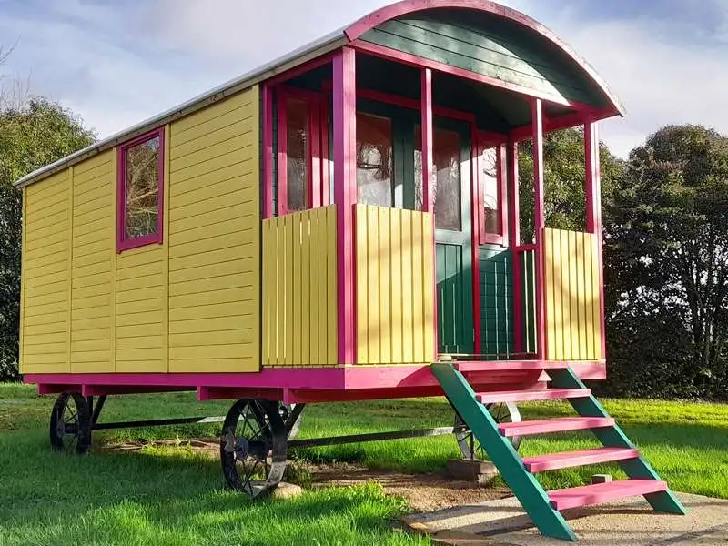 La petite roulotte gypsy jaune et rouge